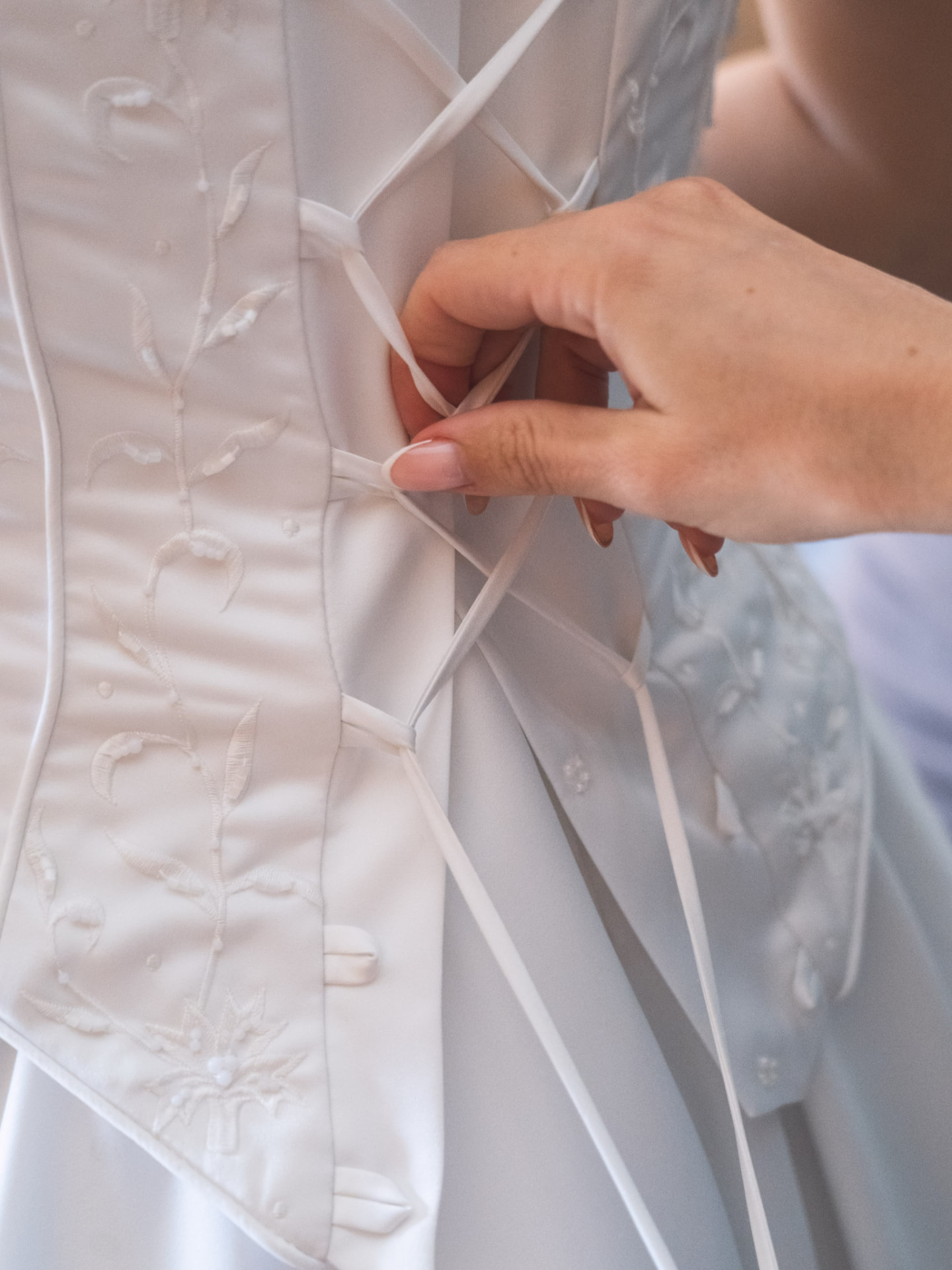 Kleid wird geschnürt