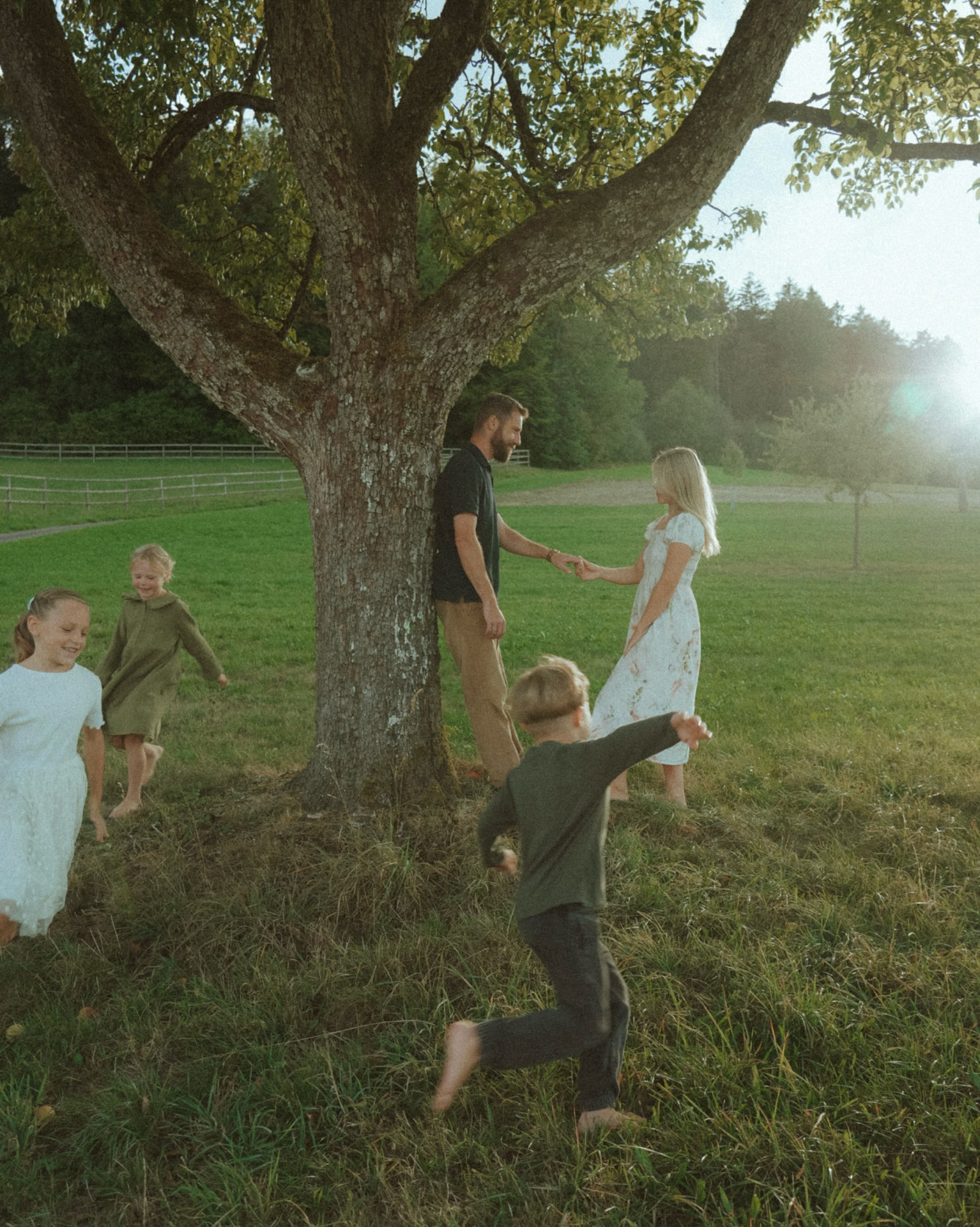 Familie spielt unter dem Baum