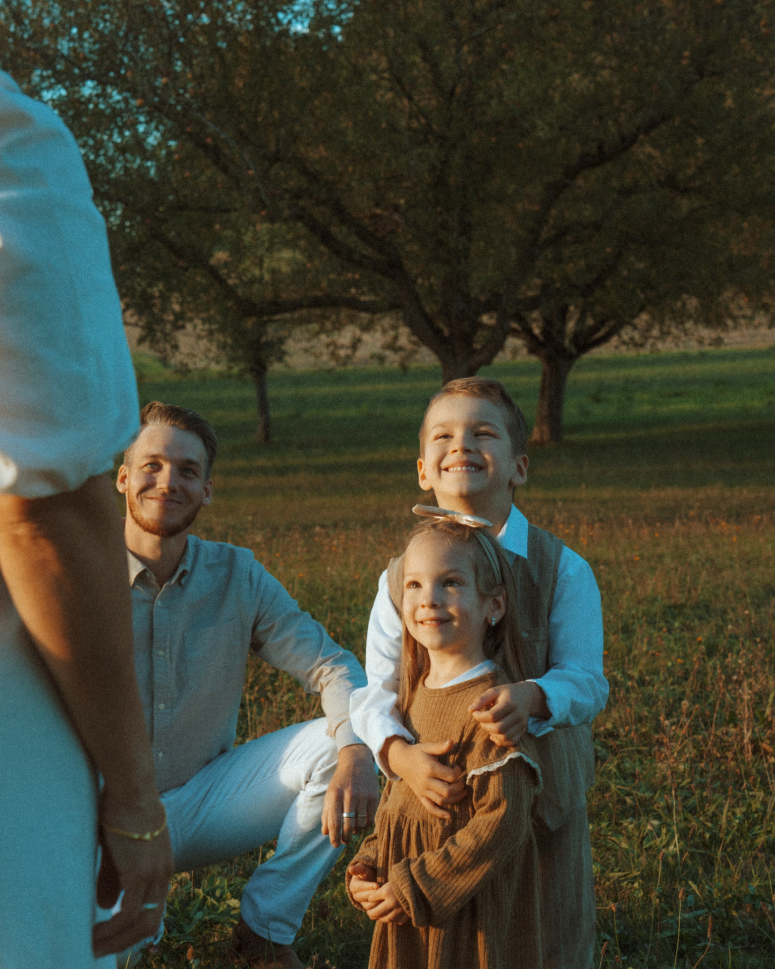 Familie kuschelt auf der Wiese