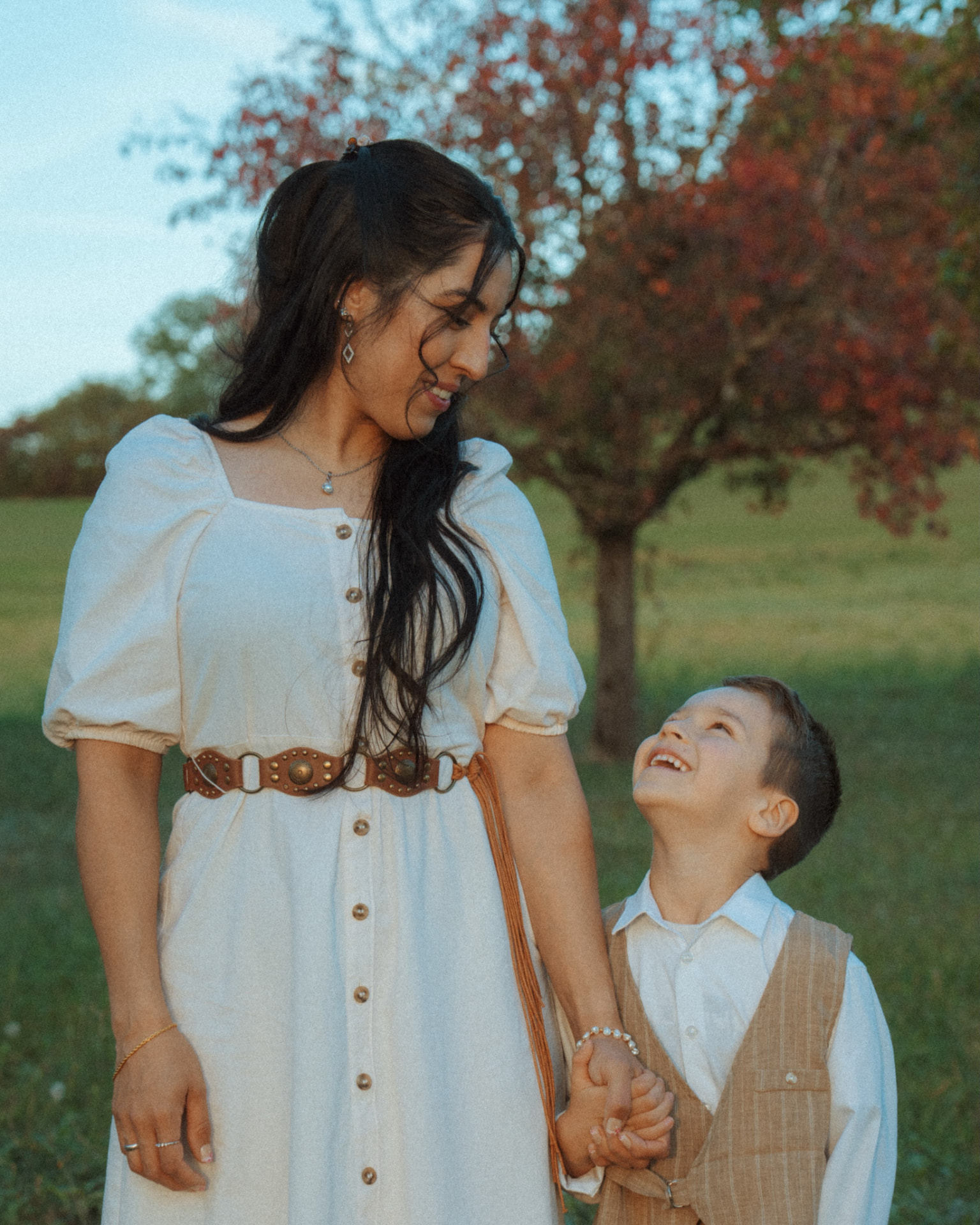 Mama und Sohn lachen sich an