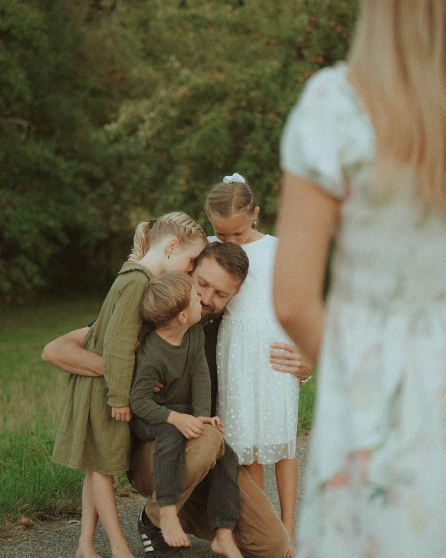 Papa umarmt die Kinder