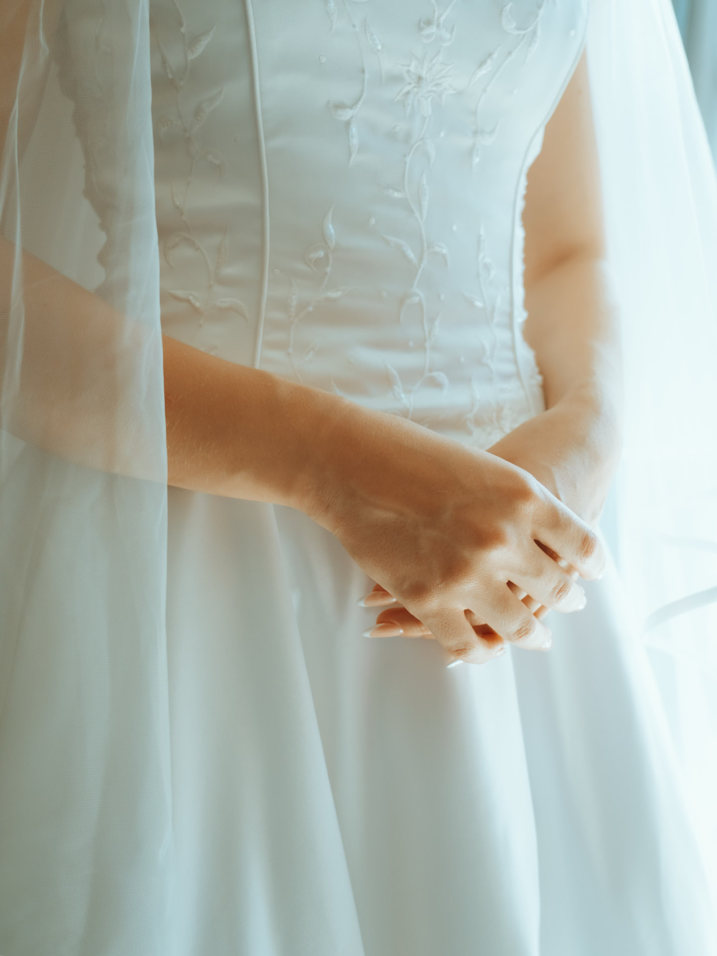 Hände am Kleid