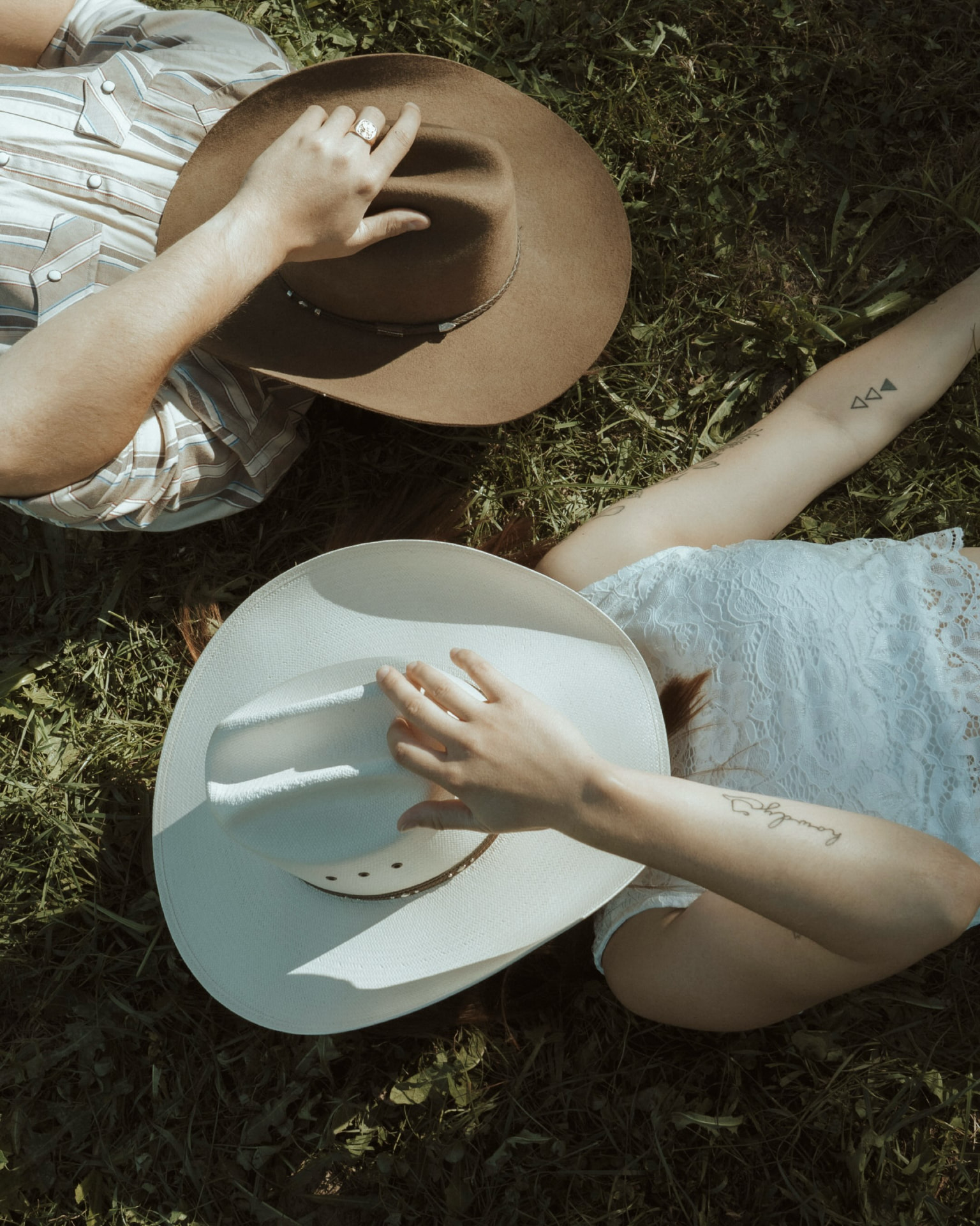 Cowboyhüte im Gras